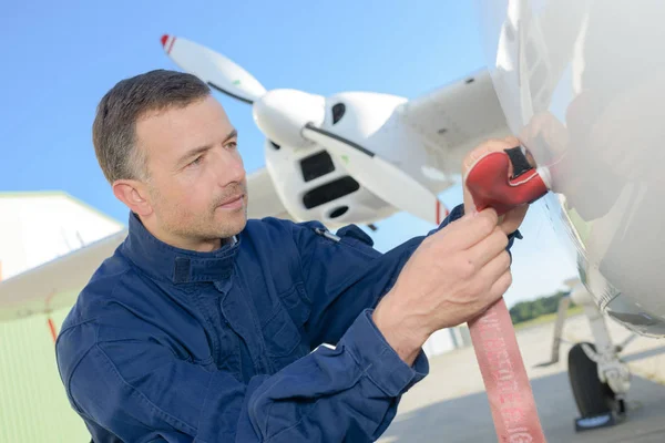 Mechanik obok samolotów i mechanik — Zdjęcie stockowe