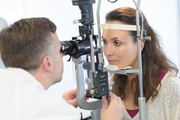 Prueba óptica paciente femenina — Foto de Stock
