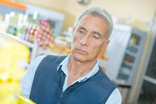 Mann im Geschäft — Stockfoto