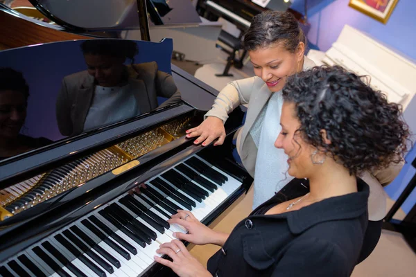 Tocando piano e piano — Fotografia de Stock