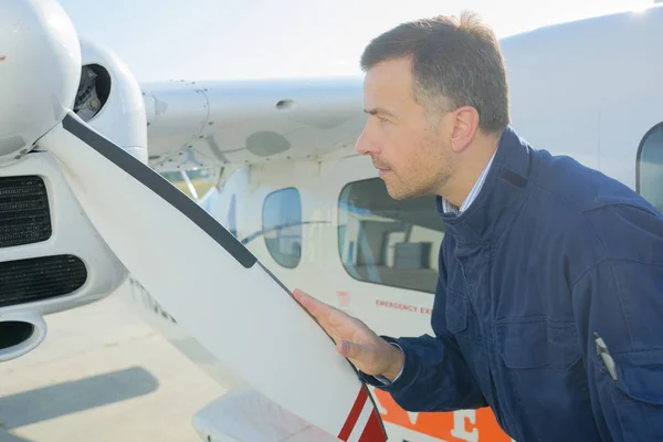 Flygplan underhåll ingenjör och ingenjör — Stockfoto