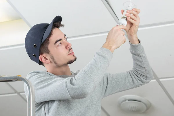 Schöner junger Elektriker arbeitet auf der Baustelle — Stockfoto