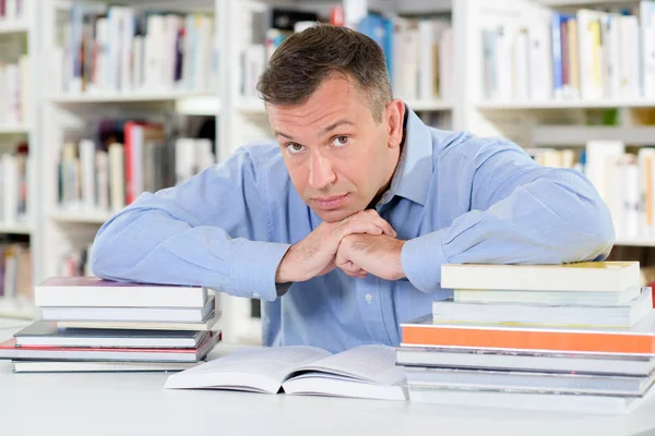 Sábio leitor de descanso e biblioteca — Fotografia de Stock