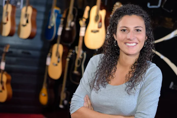 Portrait de dame dans la boutique de guitare — Photo