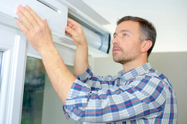 Handwerker montiert Fensterladen — Stockfoto