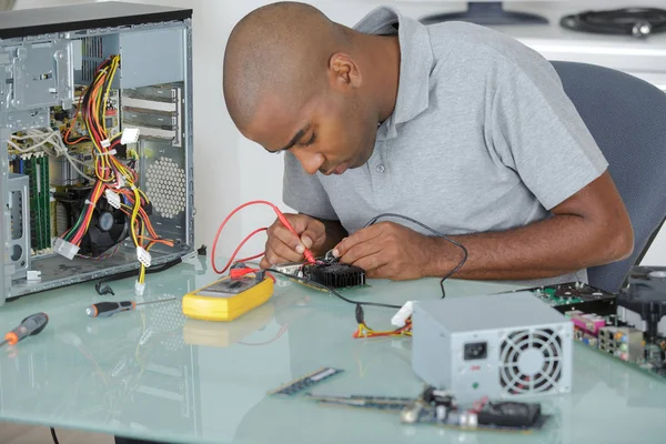 Man repairing computer and man — Stock Photo, Image