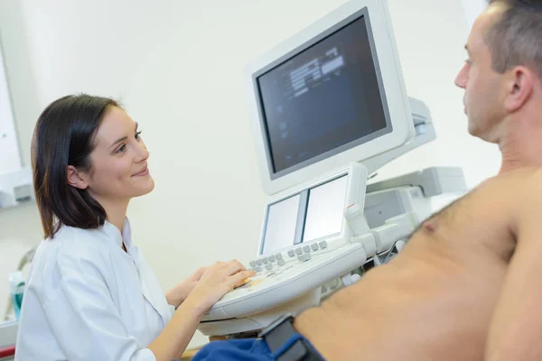 Echografie procedure voor de patiënt — Stockfoto