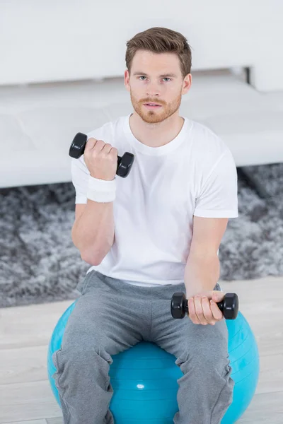 Joven atleta haciendo ejercicio con pesas —  Fotos de Stock