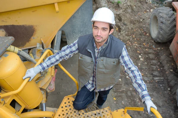 Pracownik budowlany, idąc w górę kroki na ciężarówkę betoniarki — Zdjęcie stockowe