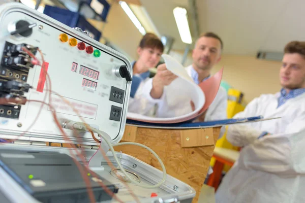 Medizinische Maschine mit Sanitätern im Hintergrund — Stockfoto