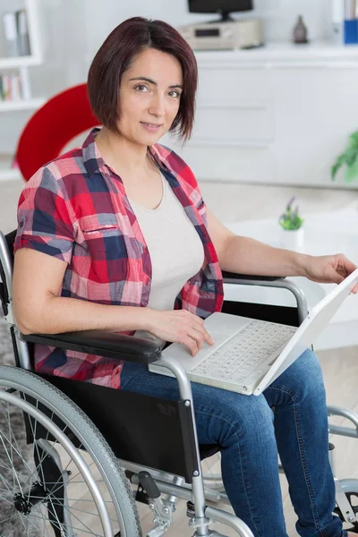 After devastating accident she works from home while recovering — Stock Photo, Image