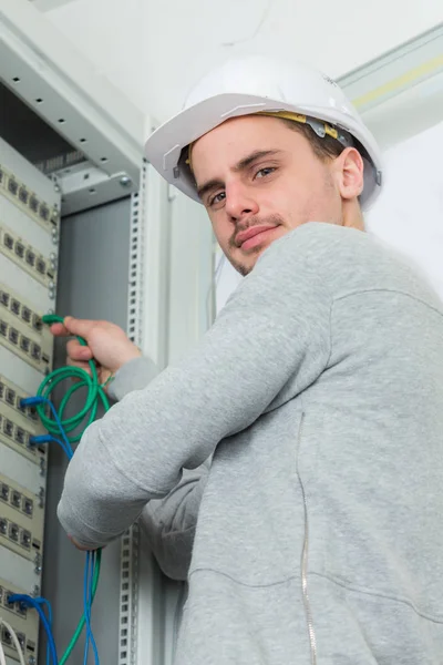 Electrician repairing fusboard and electrician — Stock Photo, Image