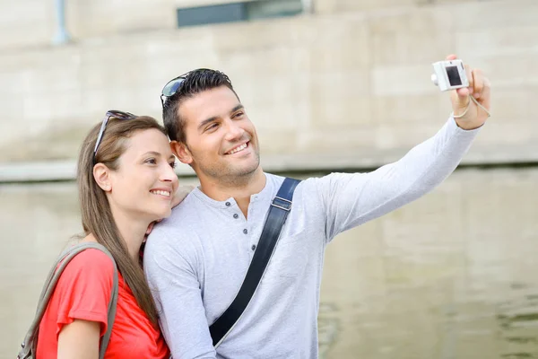 Coppia prendendo un selfie — Foto Stock