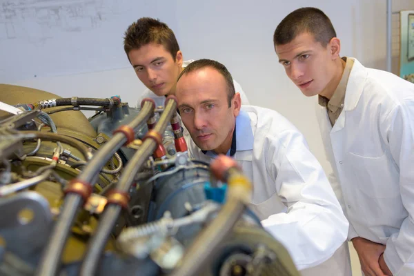 Mannen kijken naar industriële machine — Stockfoto