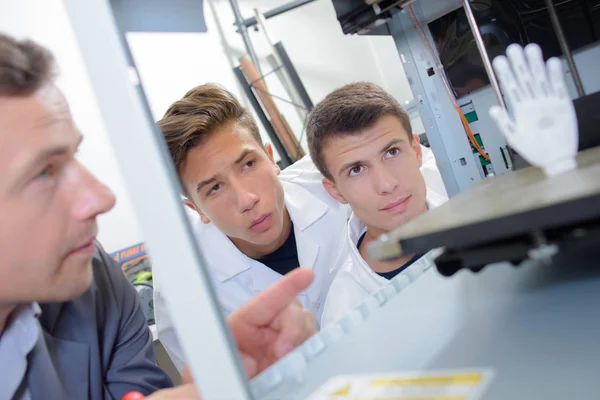 Man kijken experiment met een hand op de metalen onderstel — Stockfoto