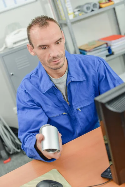 Elettricista con una telecamera di sicurezza — Foto Stock