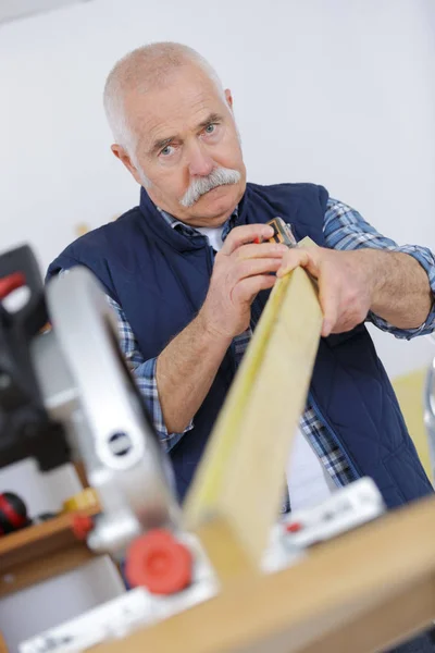 Seniorin misst in Werkstatt — Stockfoto