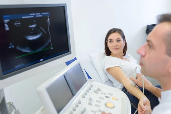 Frau mit Ultraschall am Arm — Stockfoto