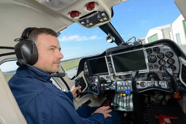 Homem no cockpit da aeronave — Fotografia de Stock