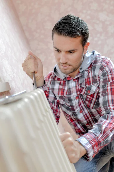 Riparare un radiatore difettoso — Foto Stock