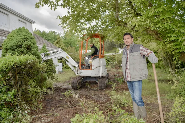 Team av trädgårdsmästare och bygga — Stockfoto