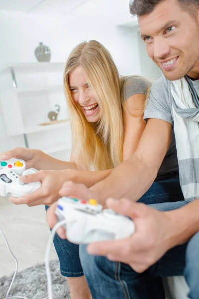 Два друга, играющие в видеоигры — стоковое фото