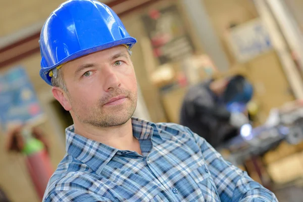 Hombre con casco y hombre — Foto de Stock