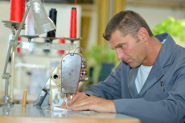 Industrielles Weben und Nähen — Stockfoto