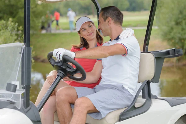 Par på golf buggy — Stockfoto