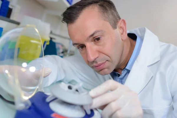 Cientista que realiza a experiência — Fotografia de Stock