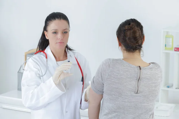 Vrouw arts met vrouw patiënt — Stockfoto