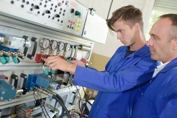 Supervisor supervisando aprendiz electricista — Foto de Stock