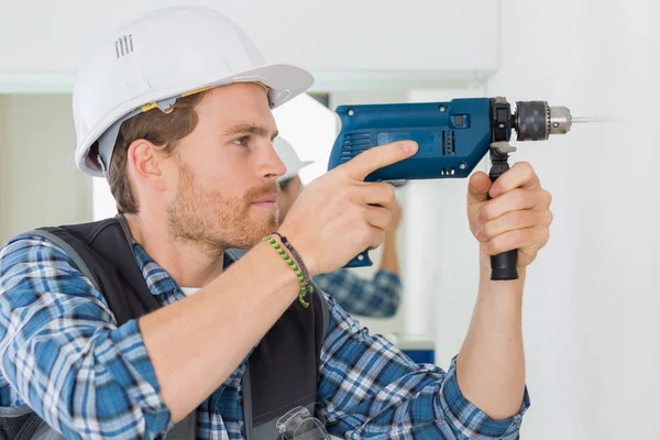 Handwerker bei der Arbeit und Heimwerker — Stockfoto