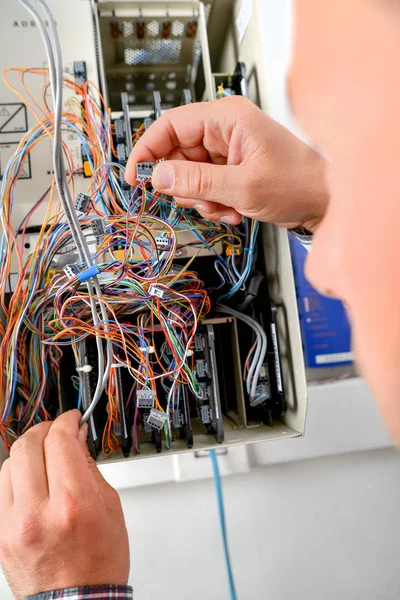 Intento de reparar una caja de fusibles — Foto de Stock