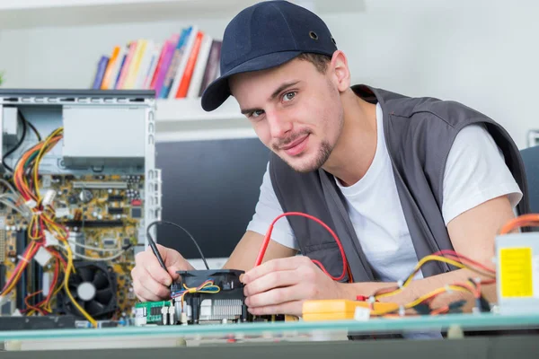 Genç erkek teknik elektronik cihaz testleri — Stok fotoğraf