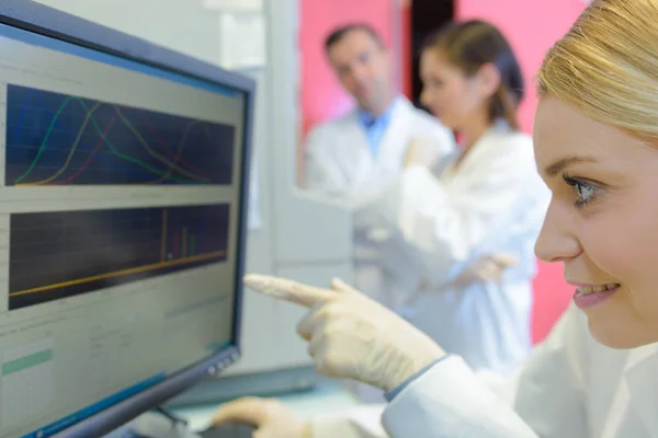 Medico femminile che guarda il grafico sul computer — Foto Stock