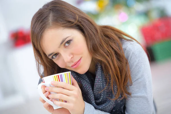 Mujer tendida en el suelo con una taza de café — Foto de Stock