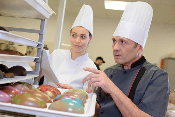 Team von Konditoren in der Konditorei — Stockfoto