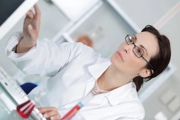 Equipe de cientistas que trabalham com líquidos em laboratório — Fotografia de Stock