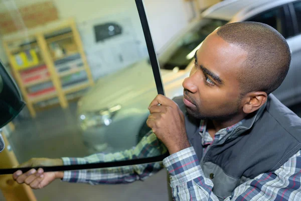 Holding the fragile glass — Stock Photo, Image