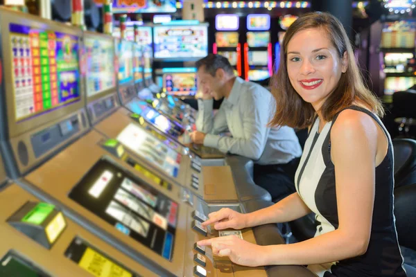 Vrouw in het casino — Stockfoto