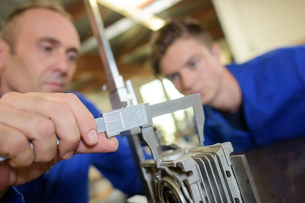 Werknemers in de werkplaats en werknemer — Stockfoto