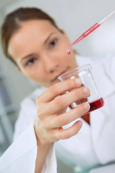 Portret uśmiechający się chemik, trzymając probówkę — Zdjęcie stockowe