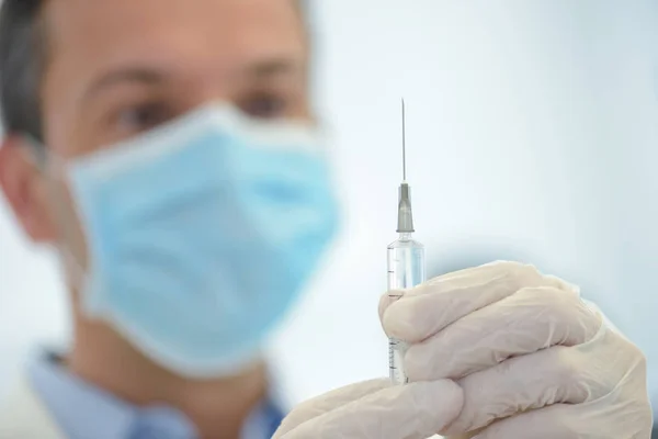 Doctor preparing syringe and doctor — Stock Photo, Image