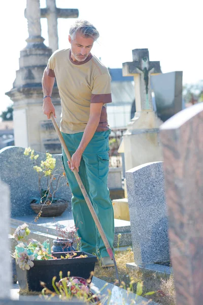 Handhaving van een begraafplaats en de conciërge — Stockfoto