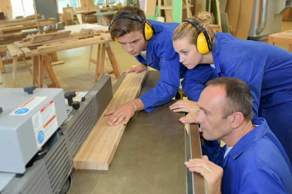 Aprendiz de carpintero con maquinaria —  Fotos de Stock