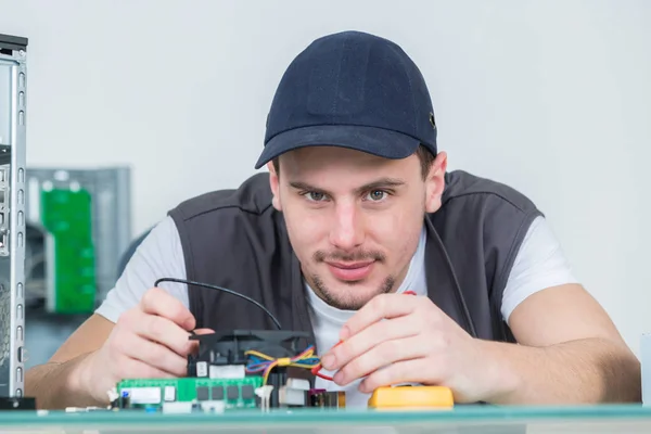 Ingeniero electrónico de reparación de dispositivos electrónicos en el ordenador roto — Foto de Stock