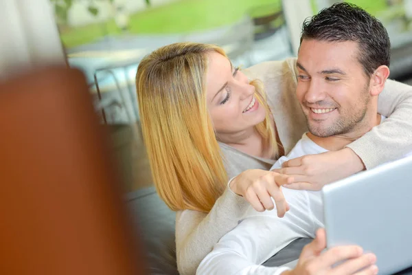 Couple à la maison et après — Photo