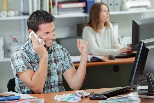 Man op een mobiele telefoon binnen een kantoor — Stockfoto