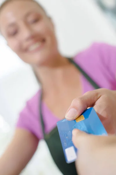 Pago con tarjeta de crédito y débito — Foto de Stock